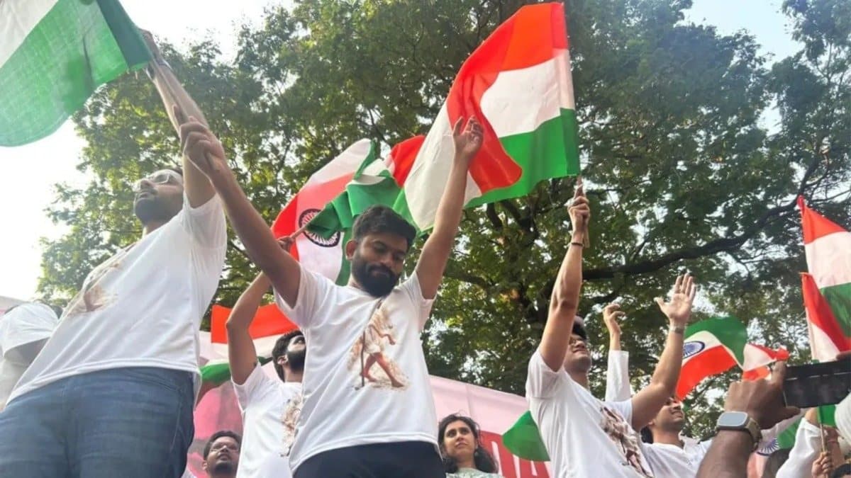 मुंबई के शिवाजी पार्क में जुटे 4 हजार से ज्यादा कॉकरोच, CEC ज्ञानेश कुमार के इस्तीफे की मांग