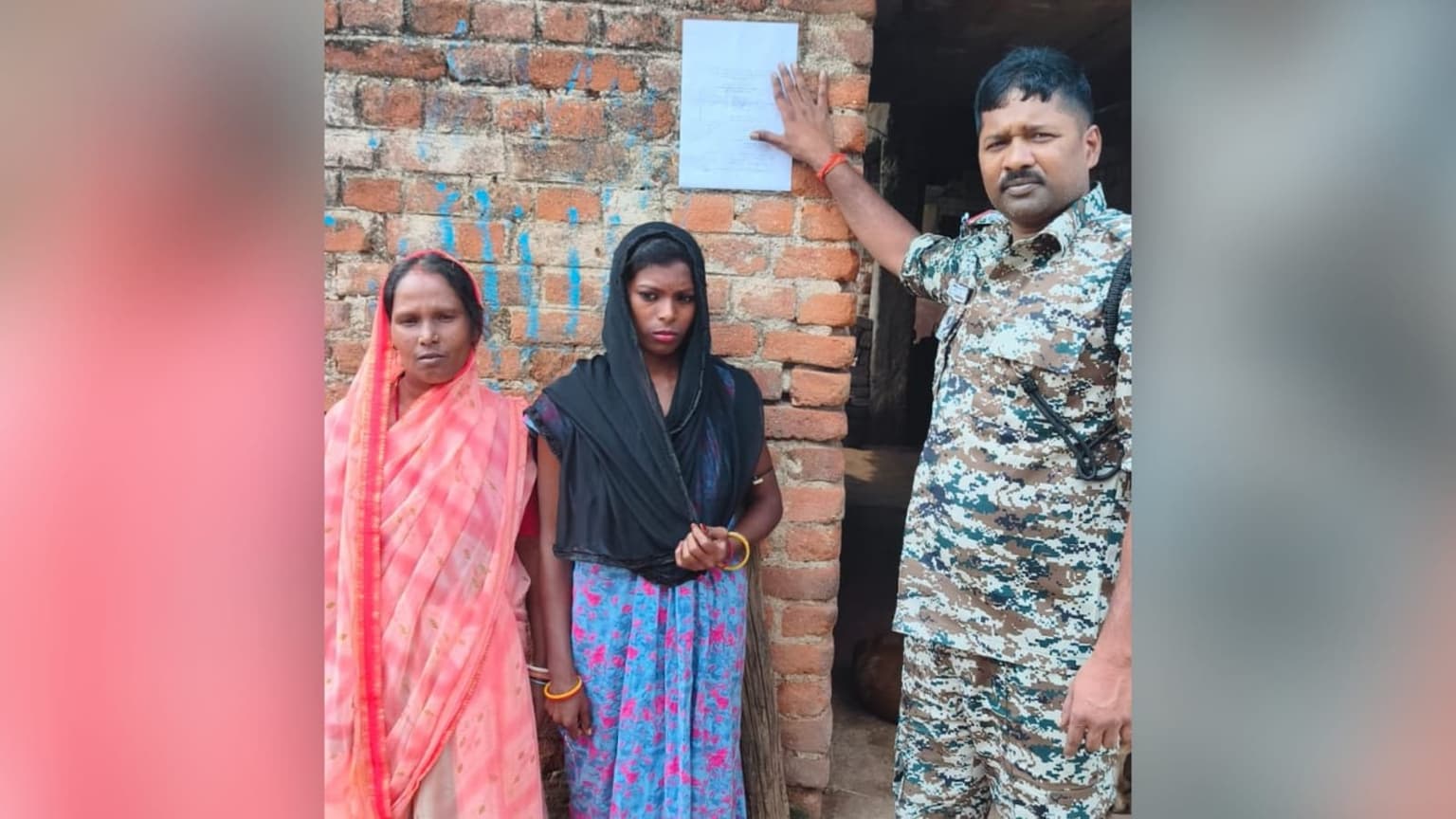 बोकारो: फरार अभियुक्त के घर इश्तिहार चिपकाया, ढोल-नगाड़े के साथ की गई कार्रवाई