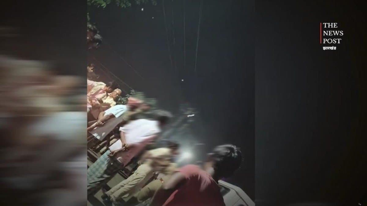खाकी शर्मसार !  न्याय की गुहार लगाने ससुराल पहुंची महिला को पुलिस ने बाल पकड़कर घसीटा, मारपीट का वीडियो वायरल