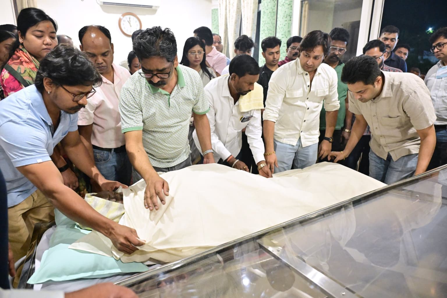 श्रद्धांजलि : पहले पिता का साया उठा..अब मां का आंचल भी छूट गया !  हेमंत सोरेन ने लिखा भावुक पोस्ट , आज नेमरा में अंतिम संस्कार