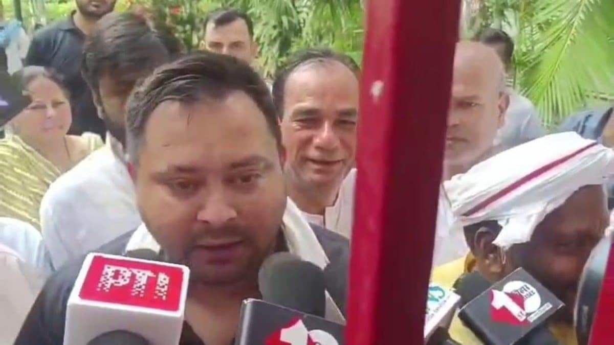 तेजस्वी का फूटा गुस्सा, AK-47 और बैरिकेडिंग पर उठाए सवाल