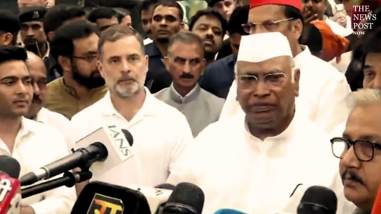 दिल्ली में फिर विपक्ष का प्रदर्शन, खड़गे के लंच के बाद राजघाट के लिए निकले सांसद