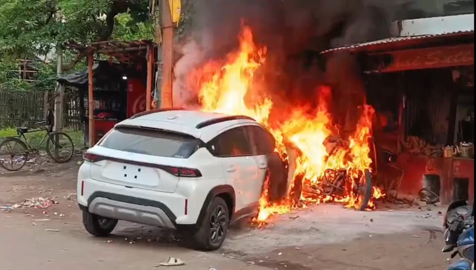 बोकारो में कार-बाइक की टक्कर के बाद भड़की आग, दो युवक हुए घायल, देखिए कैसे धू-धू कर जलने लगी नई गाड़ी