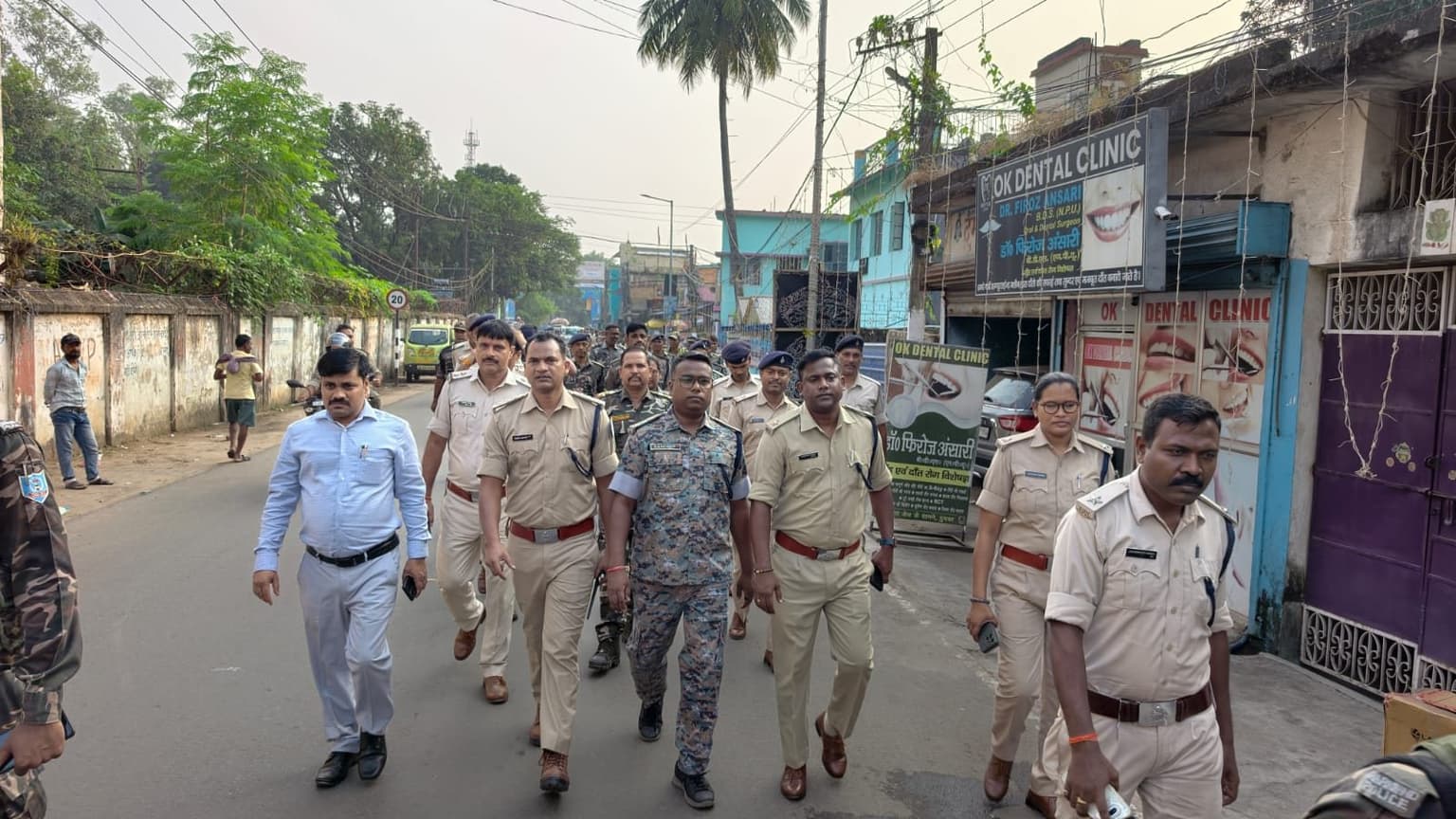 दुर्गापूजा में खलल डालने वालों को कड़ा संदेश, दुमका में पुलिस का फ्लैग मार्च