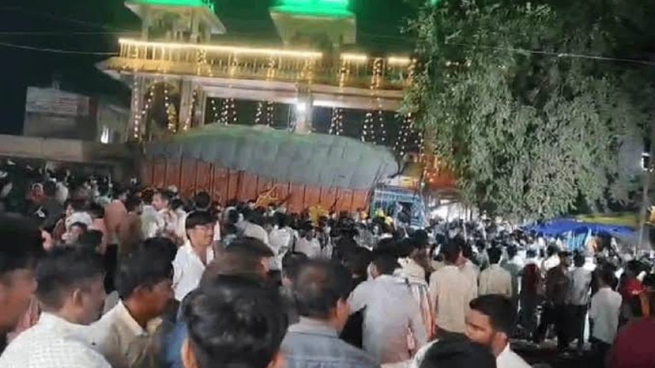 ब्रेकिंग :  देर रात भीषण हादसा, श्रद्धालुओं पर चढ़ा ट्रक . 12 लोगों की गई जान