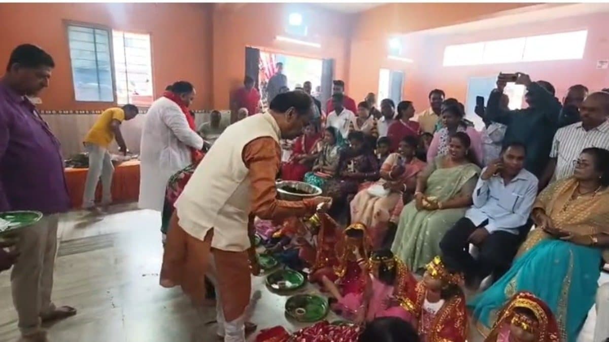 पूर्व मुख्यमंत्री रघुवर दास ने महानवमी पर शीतला मंदिर में किया कन्या पूजन, परिवार के सदस्य रहे मौजूद