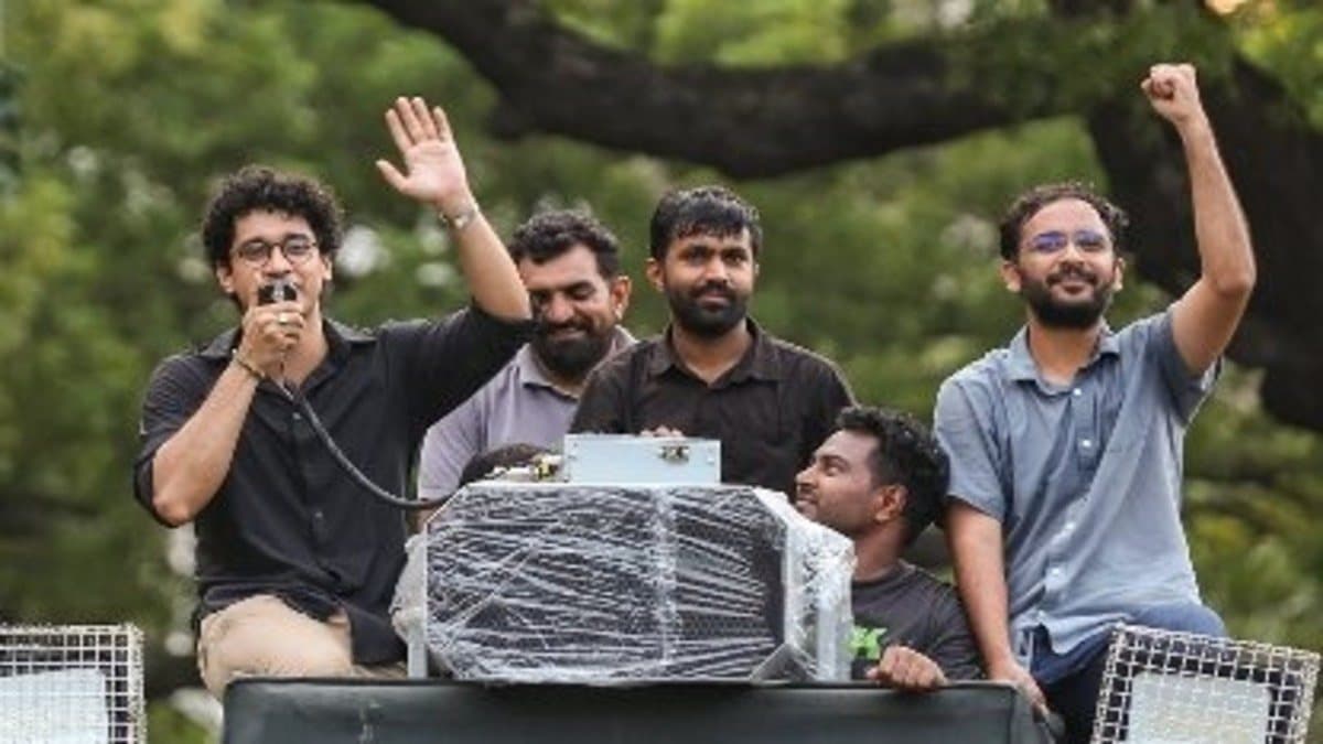 तिरंगा लहराना कैसे हो गया अपराध, कॉकरोच ने पूछा हत्यारे को बेल और आंदोलनकारी को जेल क्यों?