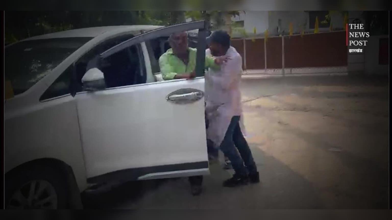 बकाया भुगतान नहीं किया तो जन सुराज के प्रदेश अध्यक्ष की सरेआम कर दी कुटाई, वायरल हुआ वीडियो