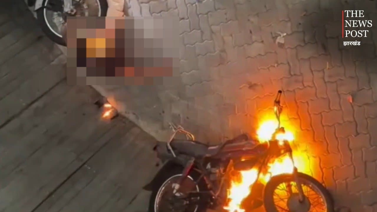 जमशेदपुर: मौत के कुएं में चलती बाइक में लगी आग, स्टंट दिखा रही युवती झुलसी
