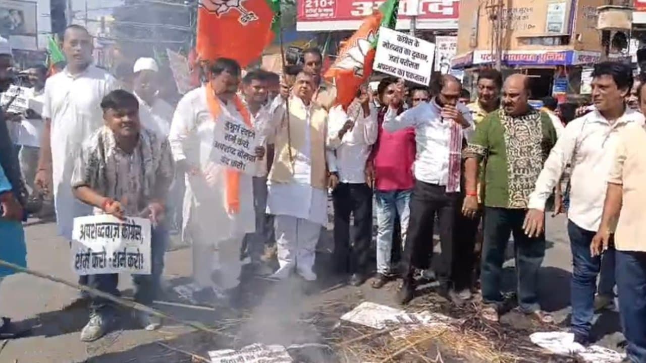 पटना में भाजपा कार्यकर्ताओं ने कांग्रेस अध्यक्ष का पुतला फूंका, कहा 'सत्ता से बाहर रहने पर बिगड़ने लगा है मानसिक संतुलन'
