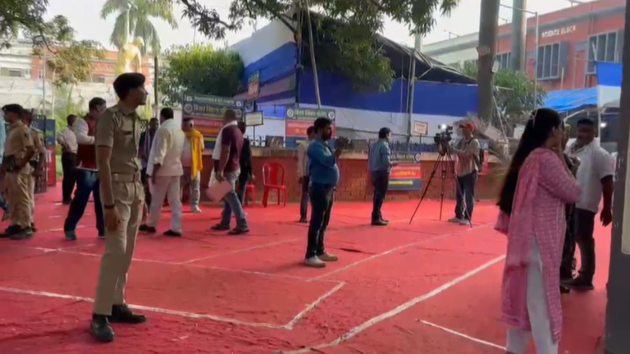 पटना में मतगणना शुरू होते ही जन सुराज प्रत्याशी हुए गरम, कहा 'चुनाव आयोग से करूंगा शिकायत'