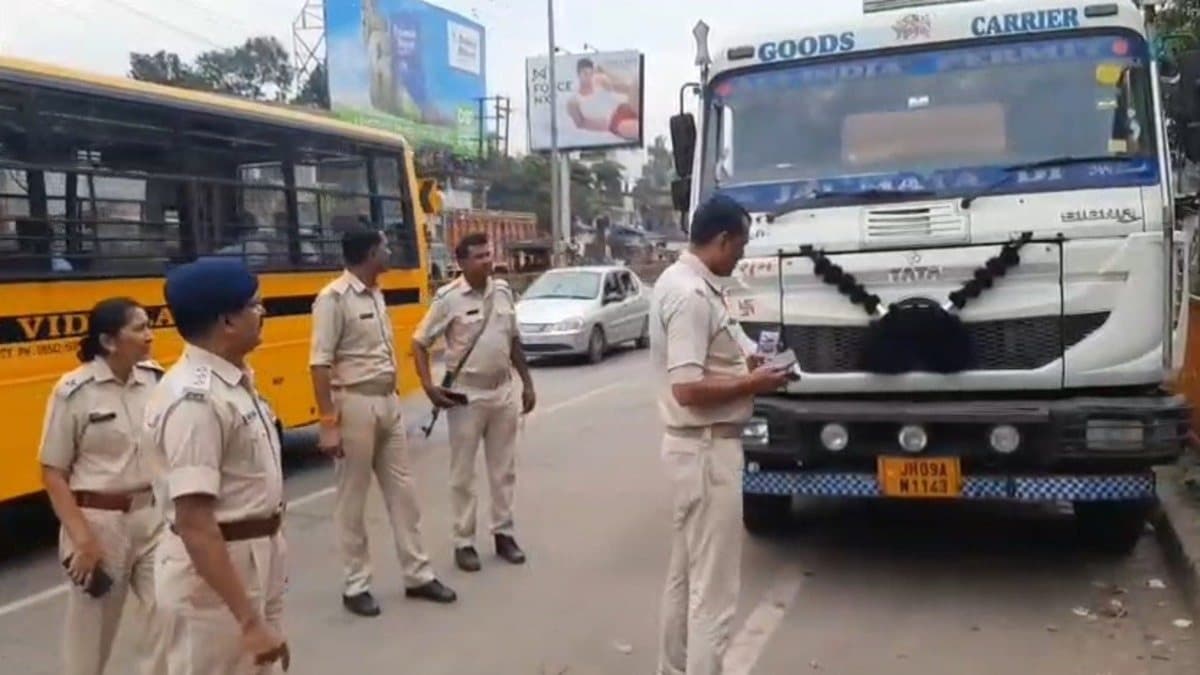 बोकारो: नेशनल हाईवे पर खड़ी गाड़ियों से हादसे, ट्रैफिक विभाग सख्त