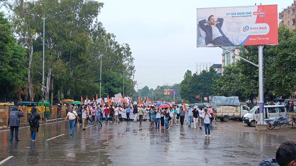 झमाझम बारिश के बीच दरोगा अभ्यर्थियों का जोरदार प्रदर्शन, बैरिकेडिंग तोड़ने की कोशिश, पुलिस बल तैनात
