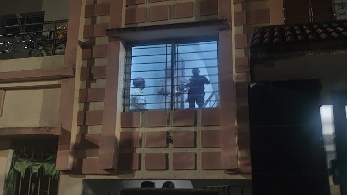 जमशेदपुर में साइबर ठगी के बड़े गिरोह का खुलासा, पांच युवक गिरफ्तार, 20 से अधिक मोबाइल और लैपटॉप बरामद