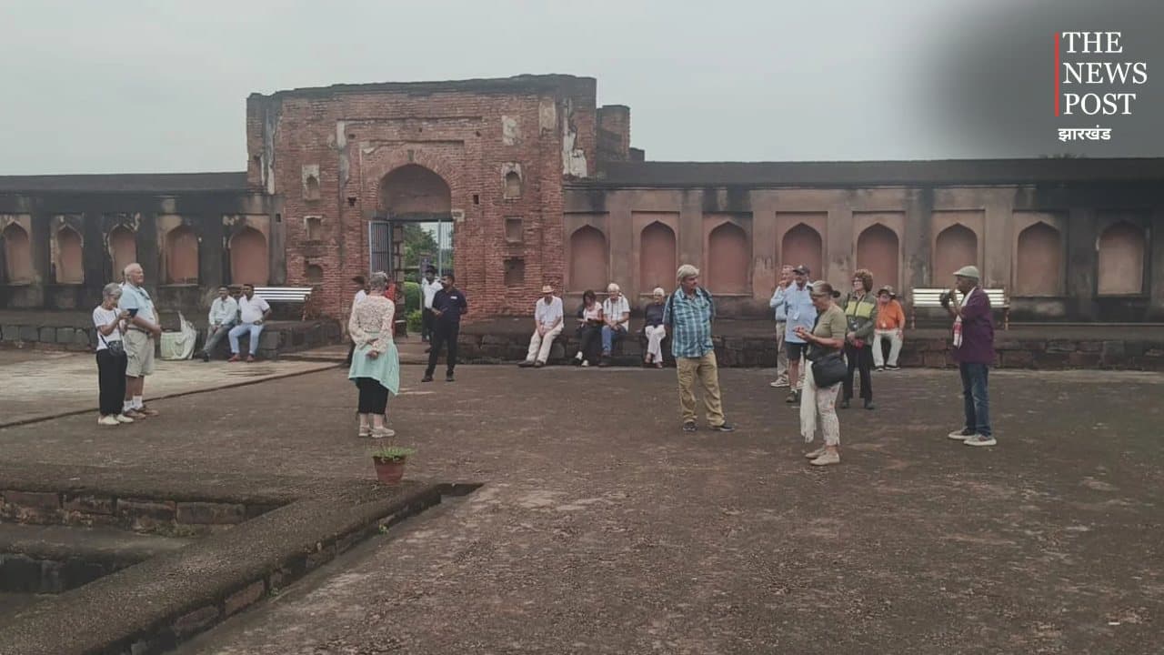विदेशी पर्यटकों से गुलजार हुई मंगलहाट की ऐतिहासिक धरोहर, मोती झरना की खूबसूरती देख मंत्रमुग्ध हुए सैलानी