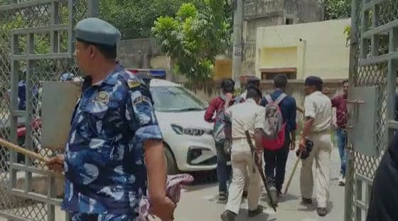 डाटा एंट्री ऑपरेटर के अभ्यर्थियों ने किया हंगामा, बेल्‍ट्रॉन भवन के सामने नियुक्ति की कर रहे मांग