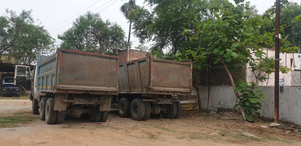 हुसैनाबाद पुलिस ने मोरम लदे दो हाइवा को किया जब्त, खनन विभाग को दी सूचना