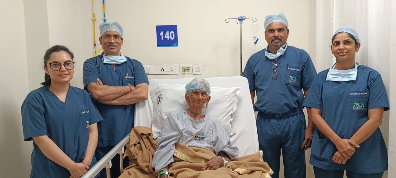 पारस HEC हॉस्पिटल के डॉक्टरों ने पेश किया मिशाल ,105 वर्ष की बुजुर्ग महिला के पेट से निकाला ट्यूमर