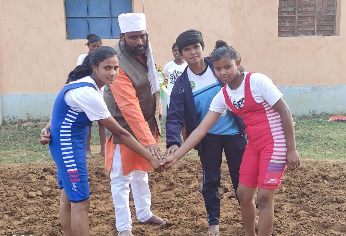 दुमका :आदिवासी गांव के विद्यार्थी कुश्ती और कराटे में अजमा रहे हाथ