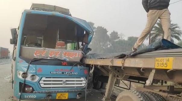 नवादा : तेज रफ्तार बस ने टेलर गाड़ी में मारी टक्कर, 15 लोग घायल, 5 की हालत गंभीर