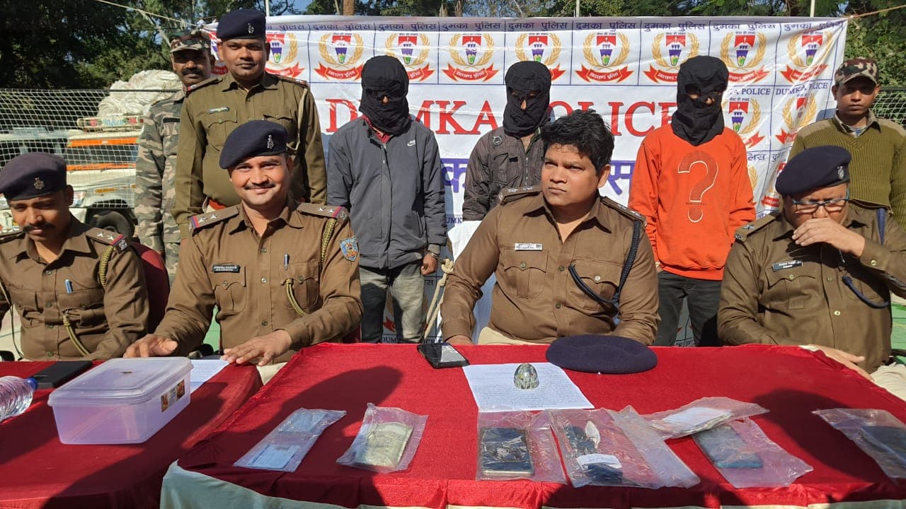 दुमका : 48 घंटे के भीतर पुलिस ने पिक अप वैन लूट कांड का किया खुलासा, 3 गिरफ्तार