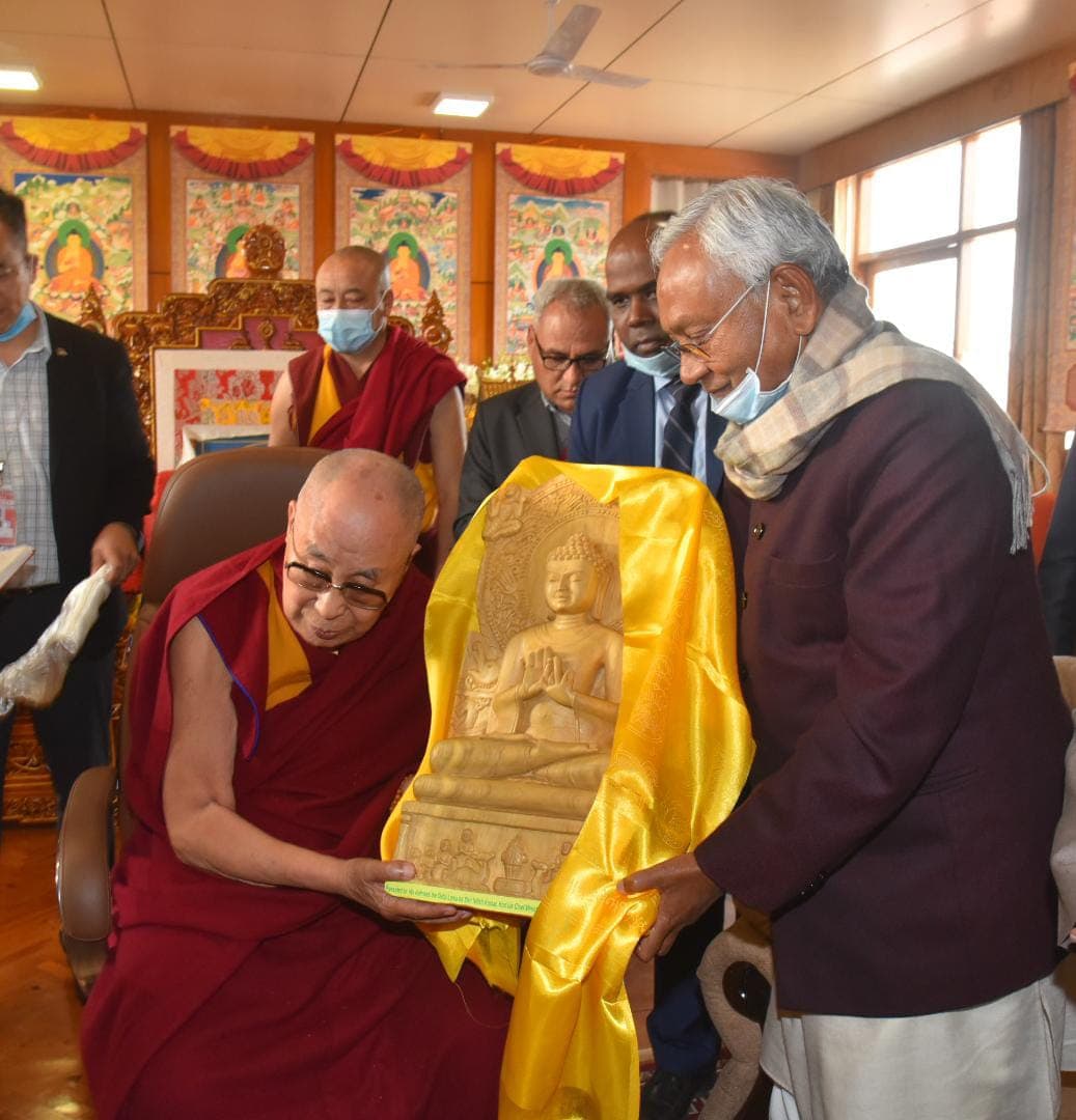 सीएम नीतीश ने धर्म गुरु दलाई लामा से की मुलाकात, बौद्ध धर्म और आध्यात्मिक विषयों पर की चर्चा 