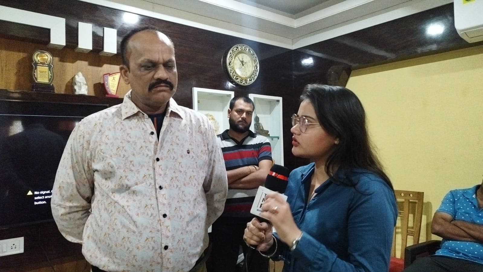 DHANBAD !! ट्रिनिटी गार्डेन मौत मामला-सवालो में पुलिस, परिवार वालों ने दिखाया फुटेज, पूछा यह कैसे हो सकती है आत्महत्या