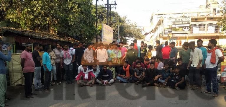 जमशेदुपर के बाद अब साहिबगंज में बवाल, हनुमानजी की मूर्ति को क्षतिग्रस्त करने के बाद आक्रोशित लोगों ने एनएच-80 किया जाम, देखिये यह रिपोर्ट