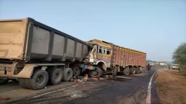सड़क दुर्धटना: हाइवा और ट्रक की हुई आमने सामने की टक्कर, दो की मौत