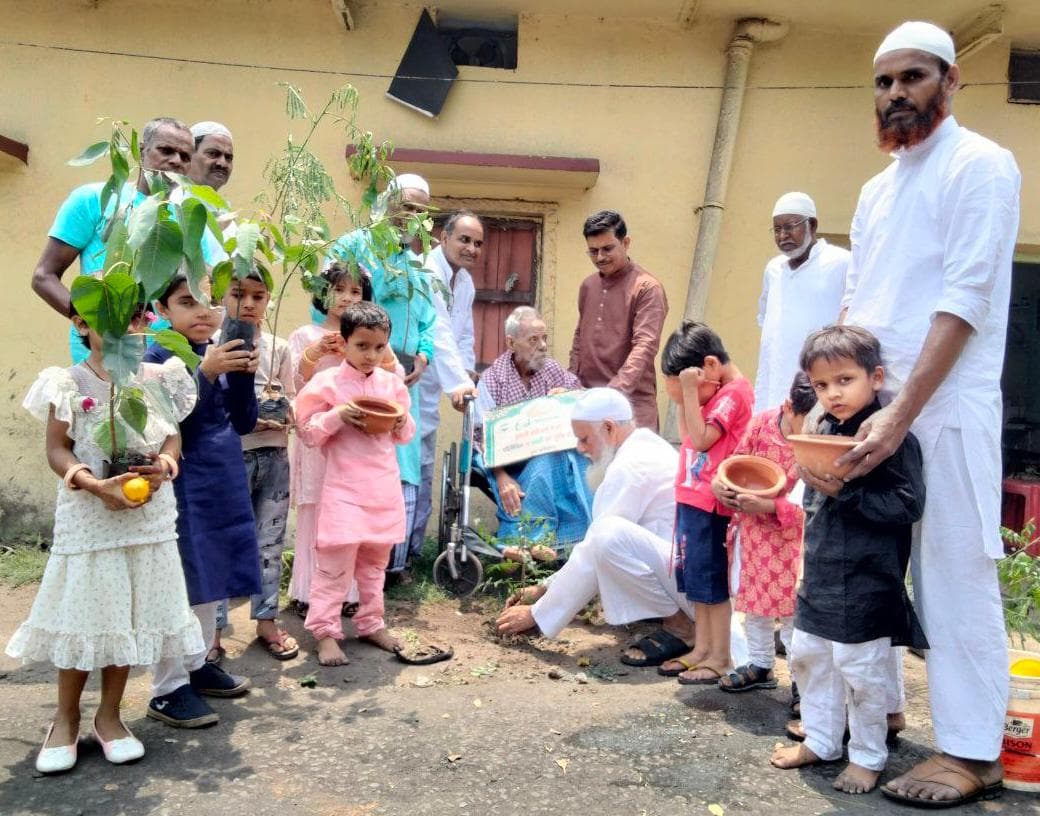 धनबाद:  झरिया में बच्चों को ईदी में रुपये -पैसे नहीं, बल्कि दिए गए पौधे और मिट्टी के बर्तन, जानिए पूरा डिटेल्स 