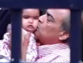 मुकेश अंबानी की नातिन पर लोगों ने हारा दिल, जानें कैसी दिखती है ईशा की नन्ही परी