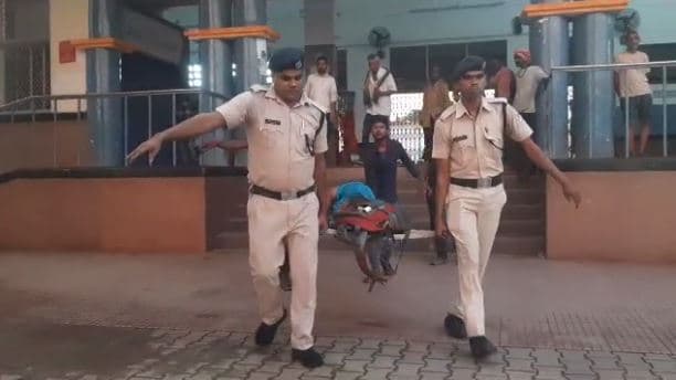ट्रेन से गिरकर यात्री गंभीर रूप से घायल, चलती ट्रेन में चढ़ने के दौरान हादसा
