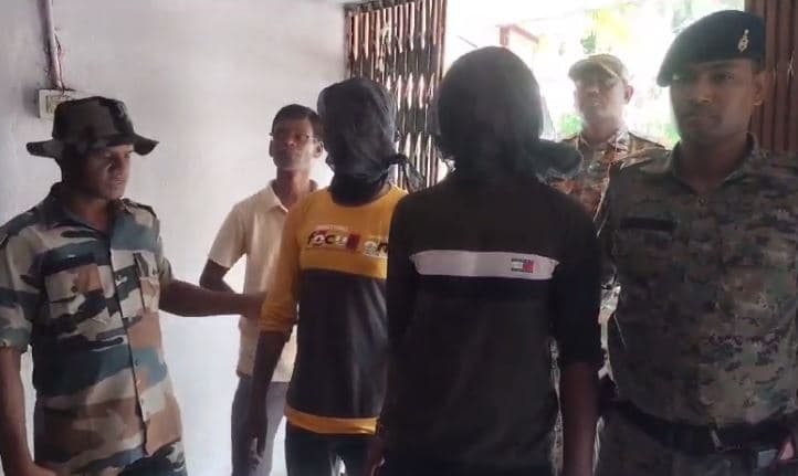 बोकारो : चेन स्नेचिंग गिरोह को पुलिस ने किया गिरफ्तार, मोटरसाइकिल सहित कई समान बरामद