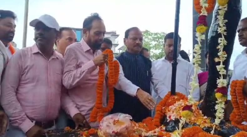 रघुवर दास और विद्युत वरन महतो ने बापू के प्रतिमा पर किया माल्यार्पण, लोकल फॉर वोकल का लगाया नारा