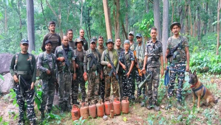 लातेहार में नक्सलियों के मंसूबे नाकाम, बूढ़ा पहाड़ में 9 सिलेंडर बम बरामद, जानिए और क्या-क्या हुआ