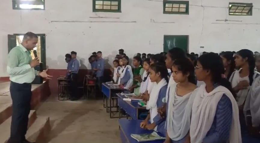 गुमला: मानसिक तनाव कम करने को लेकर प्रशासनिक पदाधिकारी  की बड़ी पहल, स्कूलों में जाकर बच्चों को दी ये सलाह
