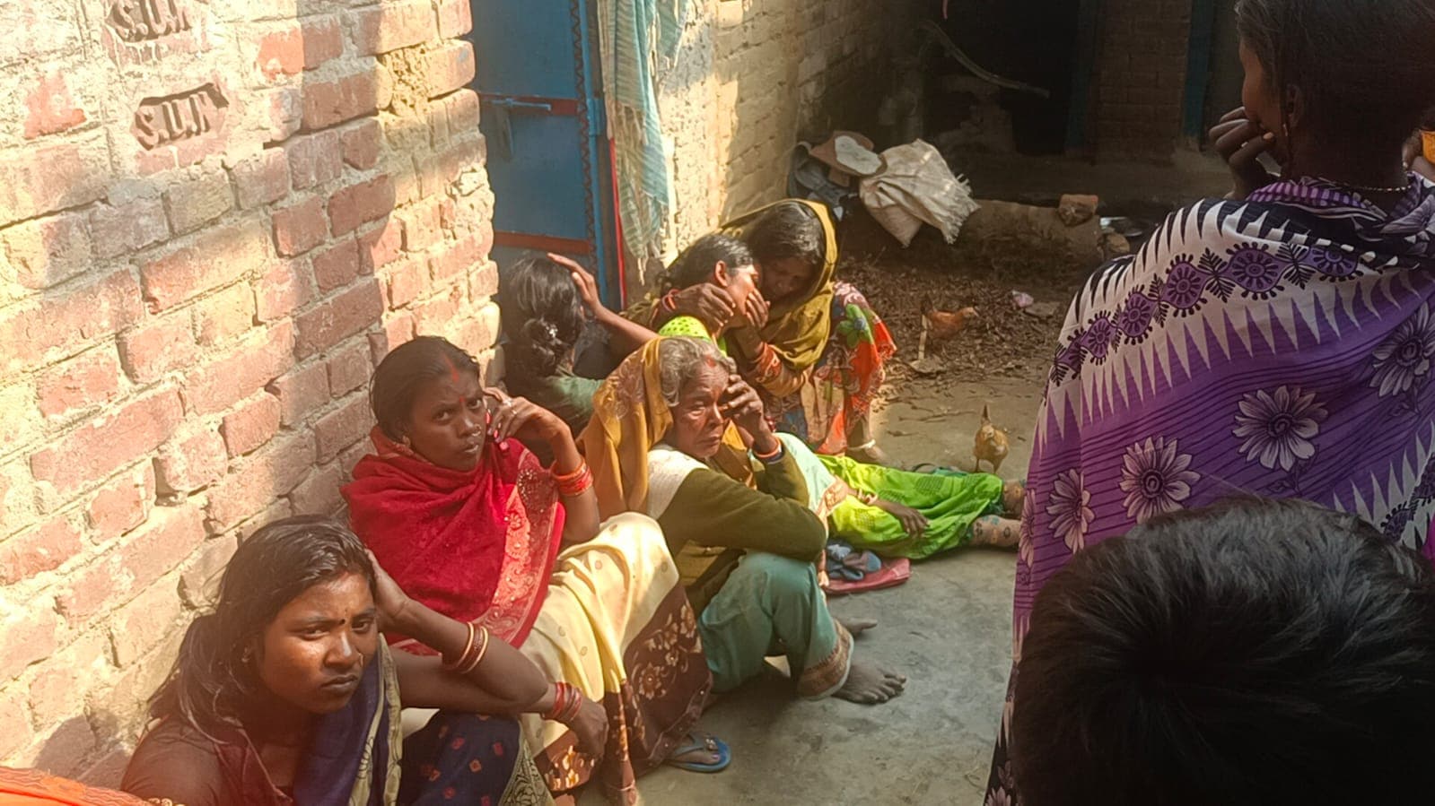 सांप के डंसने से बच्चे की मौत, ढोंगी सपेरा ने फैलाया अंधविश्वास का जाल, बेचे हजारों की ताबिज।