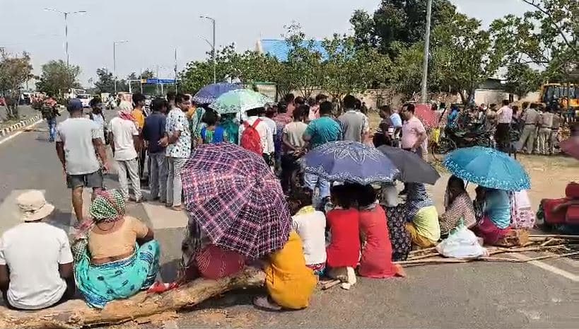 रांची: सरना समाज के धार्मिक स्थल के तोड़फोड़ के विरोध में लोगों ने एयरपोर्ट रोड किया जाम, कई यात्रियों की छूटी फ्लाइट