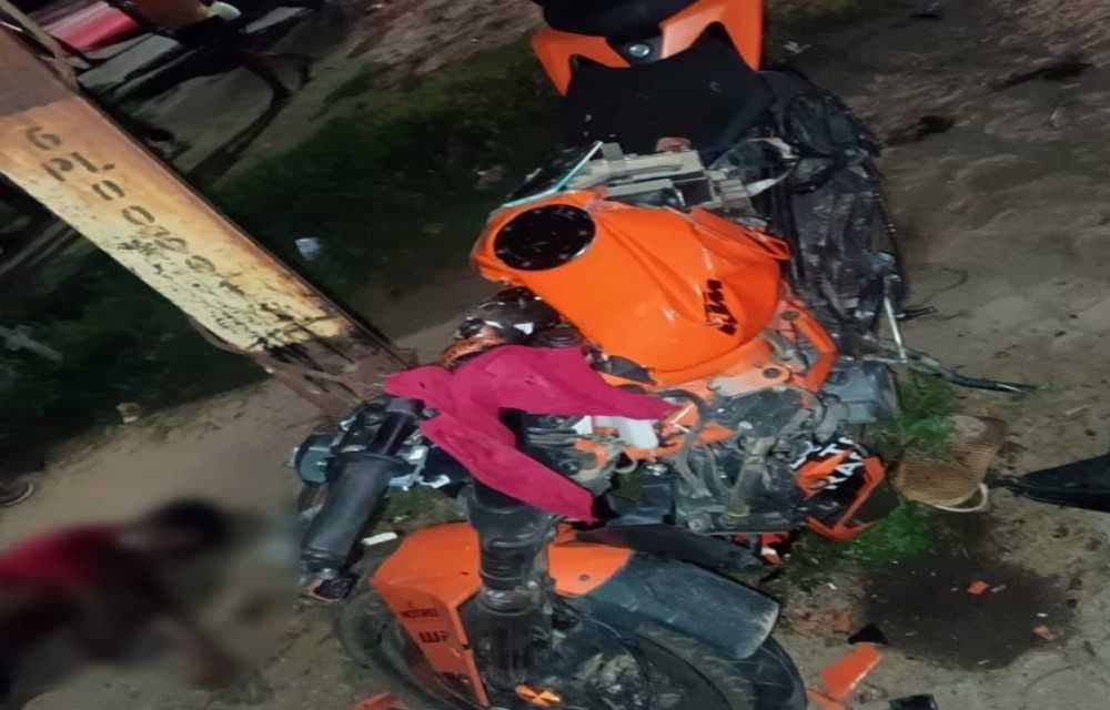 बिजली खंभे से टकराई तेज रफ्तार बाइक, एक की मौत, एक की हालत गंभीर