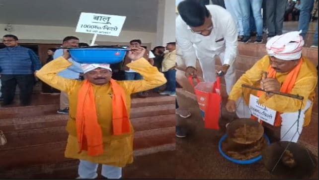 Monsoon Session: बीजेपी का आनोखा विरोध प्रदर्शन, विधानसभा के बाहर 1 हजार रुपए किलो बालू बेच रहे विधायक शशि भूषण मेहता