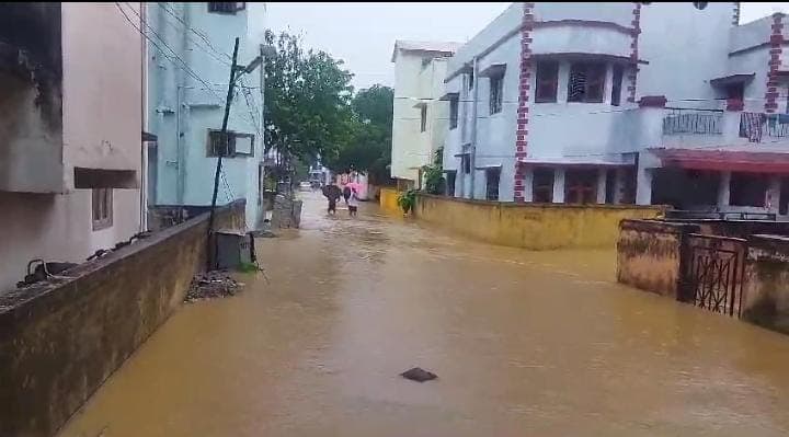जमशेदपुर: सुबह से हो रही मूसलाघर बारिश से वास्तु विहार में घुसा नाले का गंदा पानी, लोगों का जीवन हुआ अस्त-व्यस्त