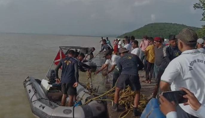 Jamshedpur Missing Plane : चांडिल डैम में मिला गायब एयरक्राफ्ट का सुराग, मालवा निकालने के प्रयास में जुटा बचाव दल 