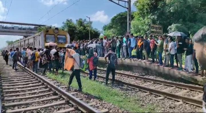 जमशेदपुर: टाटा नगर स्टेशन से गोविंदपुर और आसनबनी रेलवे स्टेशन तक यात्रियों का हंगामा,पढें वजह