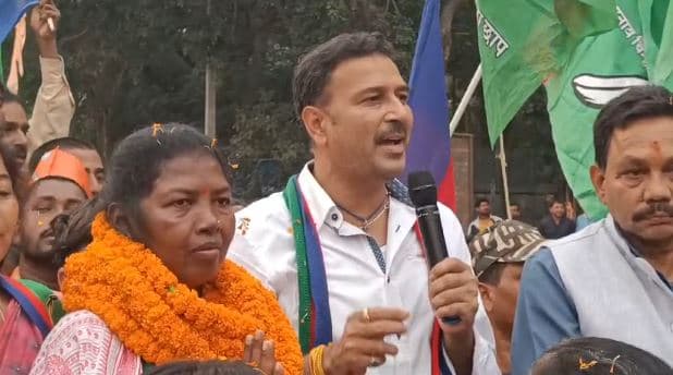 आजसू सुप्रीमो सुदेश महतो ने किया कुडू प्रखंड में जनयात्रा, एनडीए उम्मीदवार के पक्ष में मांगा समर्थन