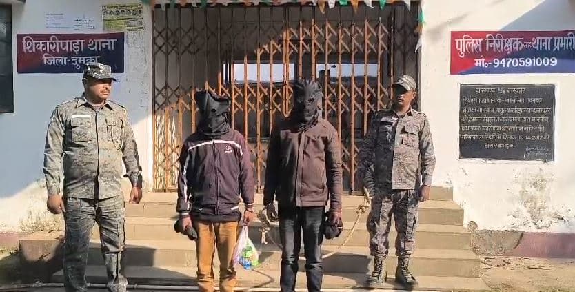 दर्जनों एटीएम कार्ड के साथ रुपया निकासी करने पश्चिम बंगाल जा रहे दो साइबर अपराधी गिरफ्तार