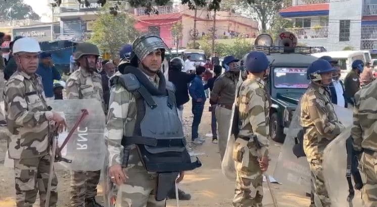 Breaking : JSSC कार्यालय का घेराव करने जा रहे छात्रों पर पुलिस ने किया लाठीचार्ज