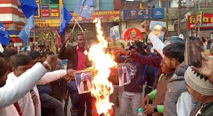 बाबासाहेब अंबेडकर मामला : अब संसद से सड़क तक पहुंचा विरोध, देवघर में गठबंधन के नेताओं ने गृह मंत्री का पुतला किया दहन