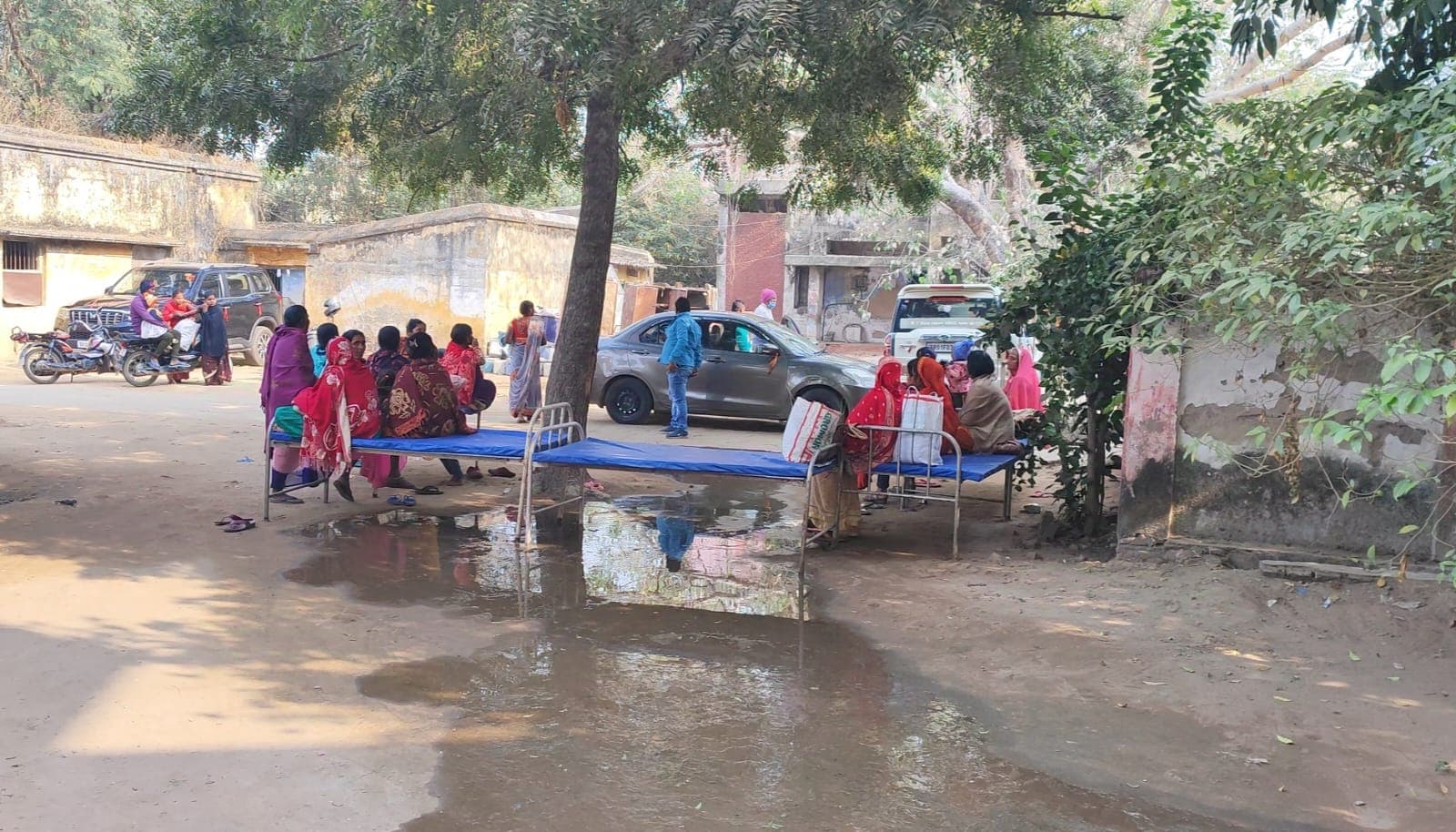 बिहार की लचर स्वास्थ्य व्यवस्था! देखिए कैसे पेड़ के नीचे लगाया गया मरीजों का बेड, ठंड से हो रही है परेशानी