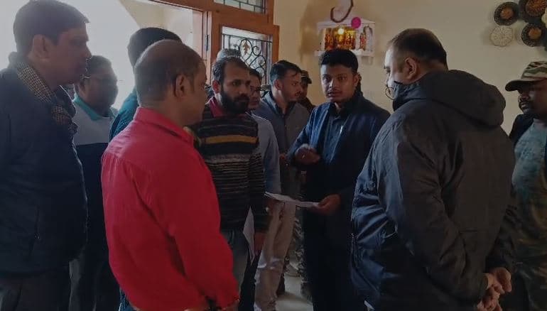 दुमका: बकाया टैक्स वसूली को लेकर नगर परिषद शख्त, टीम लेकर पहुंची होटल सील करने