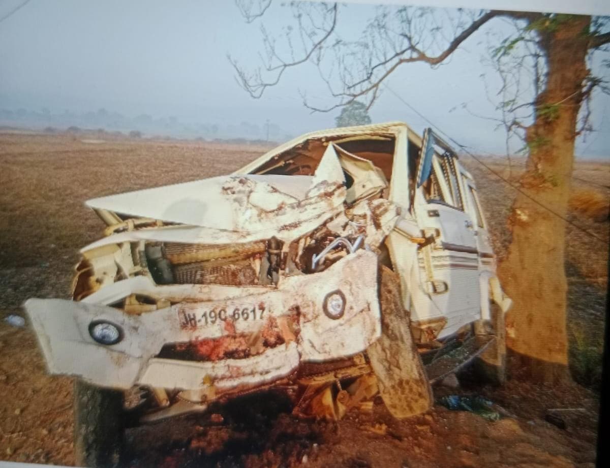 Breaking: लातेहार में भीषण सड़क हादसा, अनियंत्रित बोलेरो ने पेड़ में मारी टक्कर, दो की मौत, तीन की हालत गंभीर